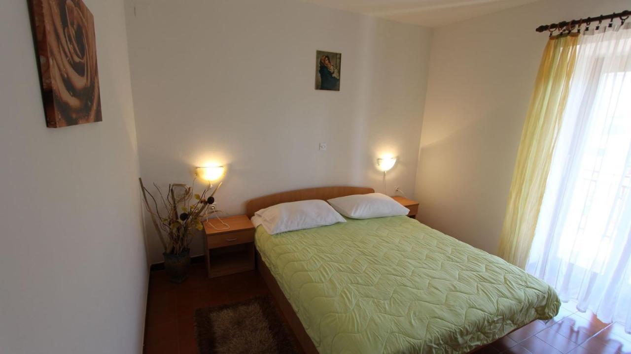 Apartments And Rooms Jelka Malinska Eksteriør billede