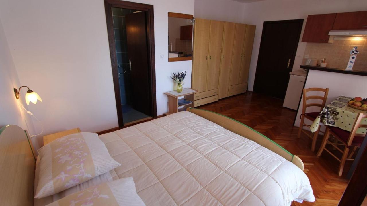 Apartments And Rooms Jelka Malinska Eksteriør billede