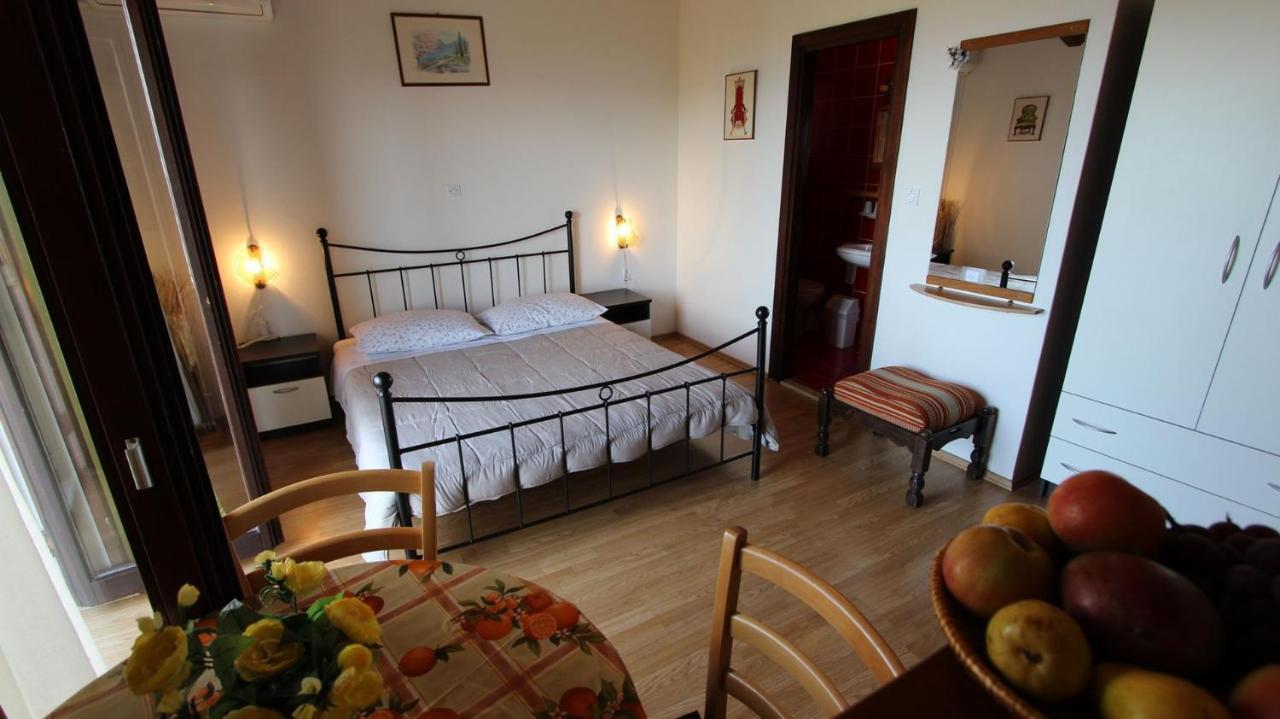 Apartments And Rooms Jelka Malinska Eksteriør billede