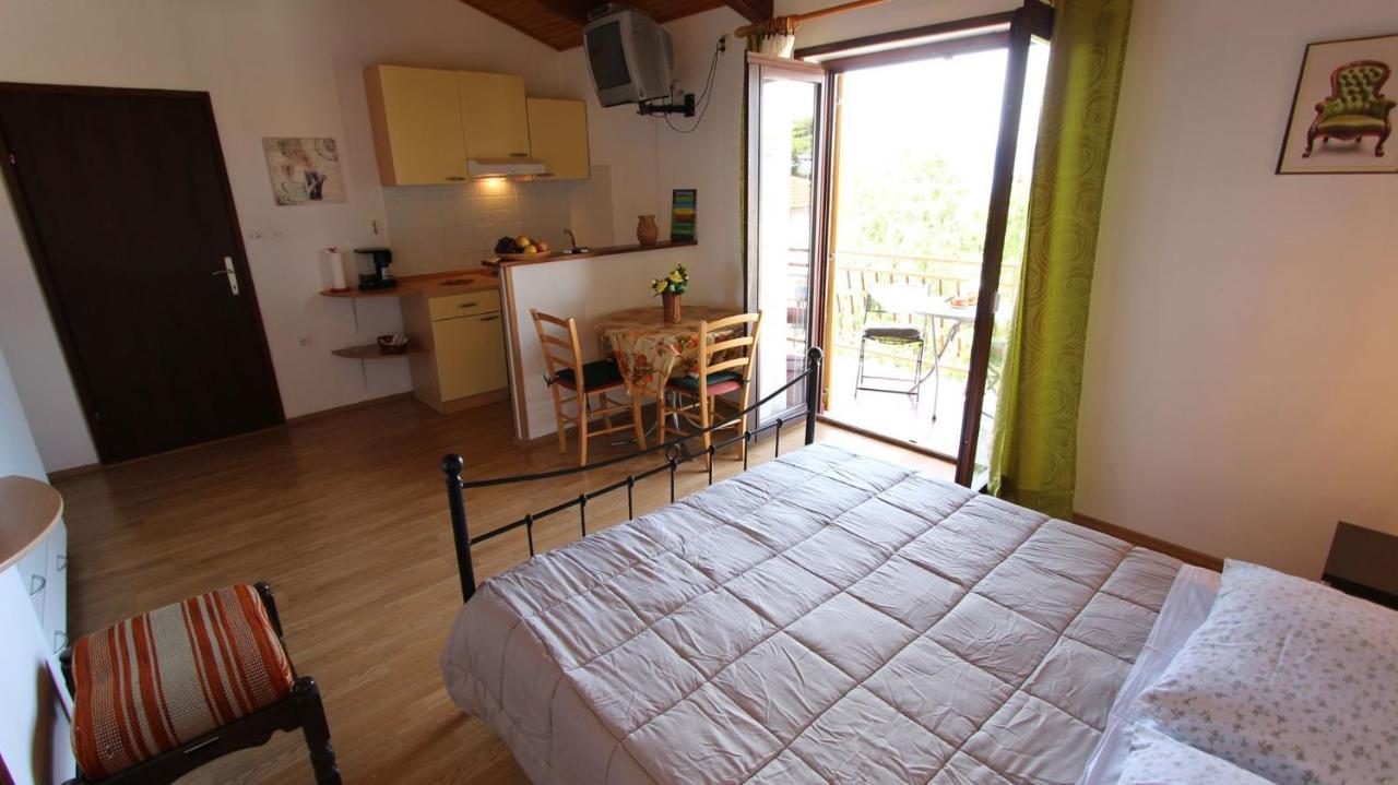 Apartments And Rooms Jelka Malinska Eksteriør billede