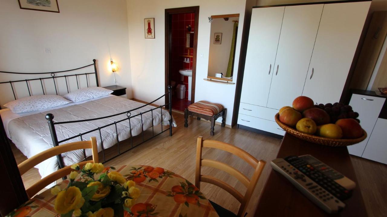 Apartments And Rooms Jelka Malinska Eksteriør billede